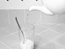 5. Agrega 1/2 vaso (cerca de 120 ml) de agua hirviendo y revuelve la mezcla hasta que el polvo se disuelva y el líquido esté claro. (Nota: primero coloca una cuchara de metal en el vaso para evitar cualquier posibilidad de que el vaso se rompa debido al agua hirviendo).